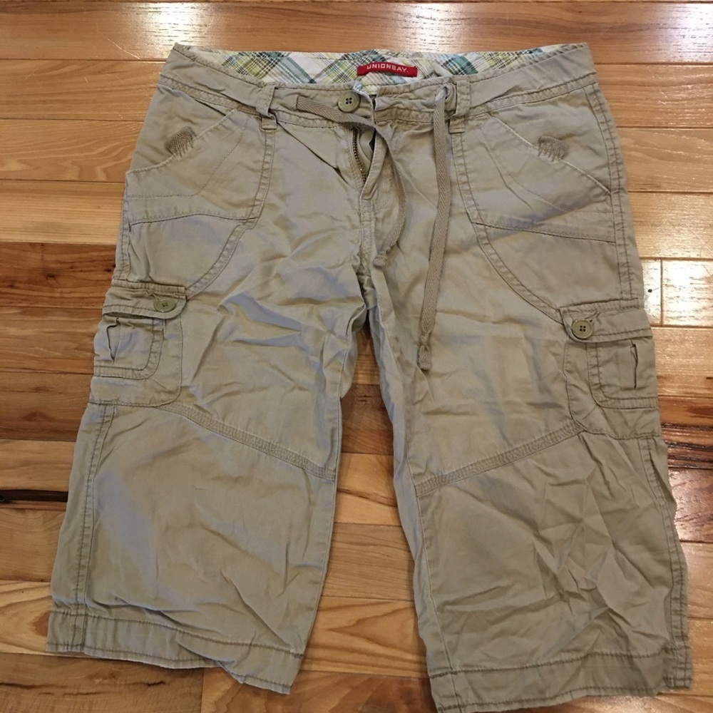 Kahki cargo shorts with lots of pockets